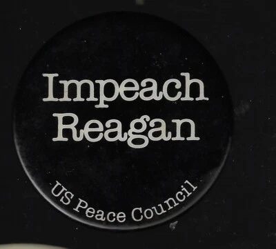 Pin de protesta de emisión o campaña anti-Reagan Impeach Him Consejo de Paz de Estados Unidos Foto 1 de 2