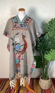 Handgefertigter mexikanischer Poncho aus grauer Wolle mit Kreuzstich Pfau Blumenmuster - Bild 1 von 21