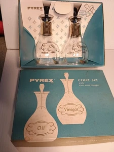 Vintage Pyrex Cruet Set Öl & Essig Flaschen mit Deckel in OVP Vintage USA - Bild 1 von 6