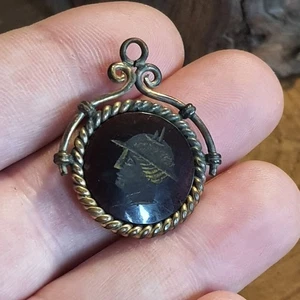 ANTIKER UHRENANHÄNGER IM GOLDRAHMEN MIT GESCHNITZTEM KARNEOL SOLDAT 1,25"  - Bild 1 von 5