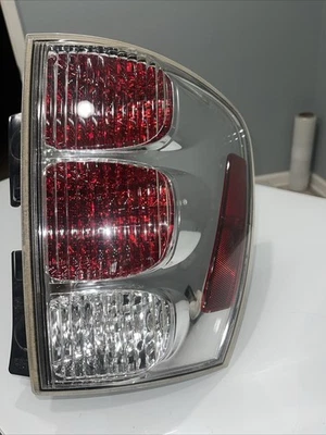Chevrolet Equinox 2005 a 2008 pasajero derecho luz trasera lateral derecha OEM P2450 DW Foto 1 de 4