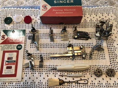 SINGER VINTAGE 221 221K MÁQUINA DE COSER PESO PLUMA JUEGO DE ACCESORIOS DE LUJO Foto 1 de 4