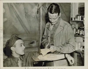 1942 Press Photo Lew Ayres gives first aid instruction at Dodd Field, Texas - Picture 1 of 2