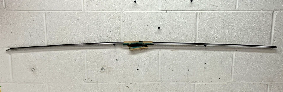 Novo OEM GM RH Fender Trim Spear 3974240 1970 Chevy Impala/Kingswood Wagon (Bin98 - Imagem 1 de 4