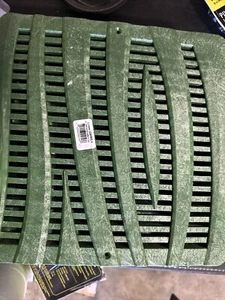 12" pulg. Rejilla de lavabo de drenaje cuadrada de plástico con diseño ondulado verde de NDS - Imagen 1 de 3