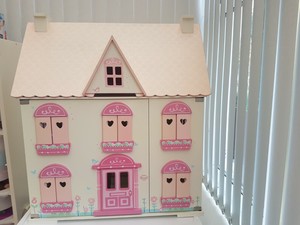 deluxe rosebud doll's house with furniture