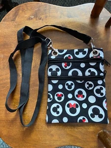 Bolso bandolera de viaje negro Mickey & Minnie Mouse Passport Disney para mujer - Imagen 1 de 2