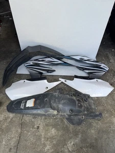 ✅2020 Genuine OEM Yamaha YZ450F Plastic Fenders with Graphics 2018-2020 - Bild 1 von 3