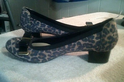 Zapatos de vestir Dana Buchanan Cheetah imitación piel dorada lazo punta redonda tacones en bloque 9M Foto 1 de 4