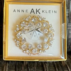 Vintage Anne Klein Gold Tone Metal Crystal Rhinestone 2" Wreath Brooch Pin NEW - Picture 1 of 6
