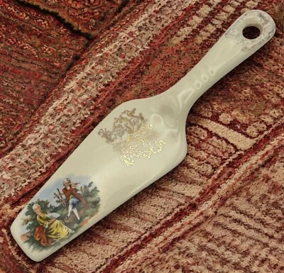 Servidor de Pasteles de Boda Vintage con Escena Romántica Estilo Barroco Cerámica Foto 1 de 4