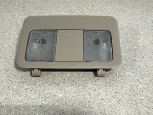 Nissan Murano 2003-2007 lámpara de luz domo superior beige OEM - Imagen 1 de 3