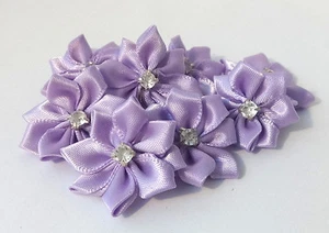 10 SATIN BLUMEN STRASS LILA 30 mm BLUMENKÖPFE SATINBLUMEN STREUDEKO BASTELN DEKO - Picture 1 of 4