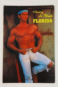 Postal teniendo un descanso hombre de Florida apoyado en el edificio - Imagen 1 de 2