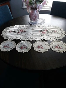 HOLIDAY LINEN TABLE SCARF WITH FOUR MATCHING COASTERS - Picture 1 of 4