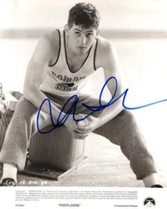 Chris Penn signed Autogramm 8x10 Foto - Willard Hewitt Footloose Press Still - Bild 1 von 2