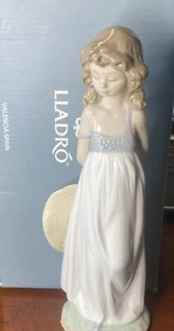 LLADRO 8114 FIGURINA "NATURAL BEAUTY" BAMBINA CON CAPPELLO SOLE 2005 EVENTI SPECIALI 9" Nuova - Foto 1 di 8