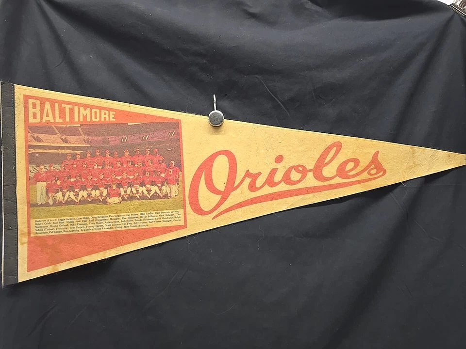 Banderín de los Orioles de Baltimore 1976 con Reggie Jackson y Brooks Robinson Foto 1 de 4