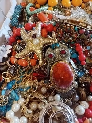  Lotto Bigiotteria From New York  Da 100 Pezzi + REGALO Natale Altri 30 Pezzi  - Immagine 1 di 4