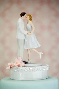 Adorable Leg Pop Pearl Accent Wedding Cake Topper - Bild 1 von 2