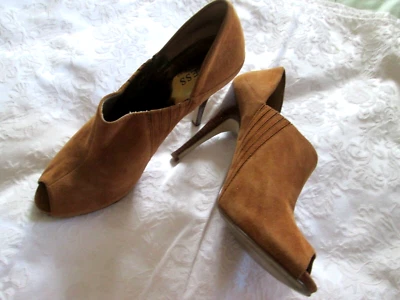 TACONES DE AGUJA GUESS by MARCIANO WNOVAE MARRÓN GAMUZA CUERO PLISADO PUNTA ABIERTA 9M Foto 1 de 4