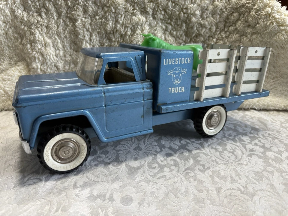 Structo Vintage Livestock Stake Bed Truck With 1 Bull - Image 1 of 4
