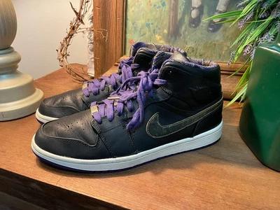 Jordan 1 Retro Mid Nouveau Black History Month (2013) - Size 11 (629151-009) - Image 1 of 4