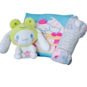 Hello Kitty & Friends Cinnamoroll con manta táctil de seda y almohada en la nube - Imagen 1 de 5