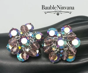 Pendientes colgantes de cuentas de vidrio púrpura aurora boreal flor blanca firmados de colección - Imagen 1 de 4