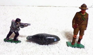 2 Vintage WW1 Metal Soldiers Officer & Flame Thrower +Black Jade? Seal Blue eyes - Picture 1 of 2