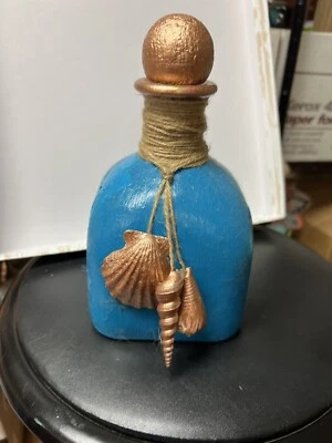 Botella decorativa pintada a mano con acento de yute pintado en oro rosa concha marina encanto Foto 1 de 4