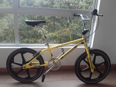 GT PRO PERFORMER 1985 Raro Survivor GT Freestyle Amarillo GT Ruedas Dyno Clase BMX Foto 1 de 4