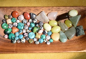 Colección de 68 joyas de cabujones de piedras preciosas naturales mixtas, envoltura de alambre, artesanías - Imagen 1 de 17