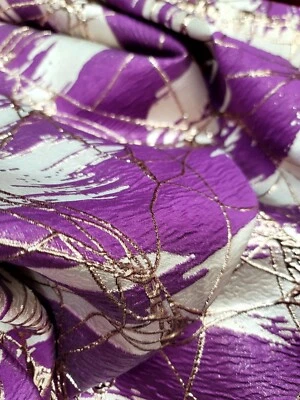 Tela brocado magenta vendida por yarda beige dorado detalles metálicos moda  Foto 1 de 4