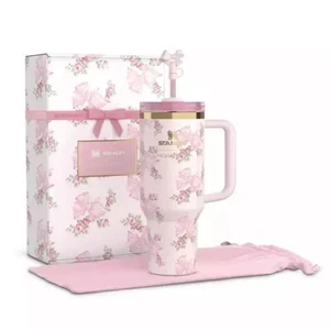 The Stanley X Love Shack Fancy Holiday Quencher 40 OZ-Rosa Beaux Pink - Imagen 1 de 4
