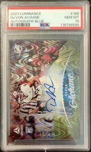 Carte Sportive 2023 Panini Luminance De'von Achane Rookie Autografo Carta Blu #188 - Foto 1 di 2