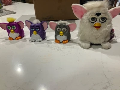 4 1998 Furby, 3 McDonald счастливая еда игрушки и 1 модель 70-800 - Изображение 1 из 3