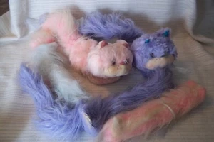 2 Vintage 80er Kenner Furrever Friends PINK/lila Kätzchen Kätzchen Katze Plüsch + Schwänze - Bild 1 von 1
