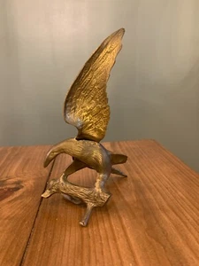 Massive Messing Greifvogel Figur Adler mit offenen Flügeln auf Ast Vintage - Bild 1 von 6