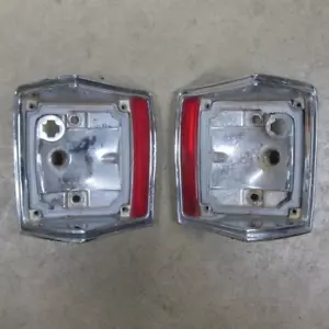 70 71 72 JUEGO CARCASAS LUCES TRASERAS CHEVROLET EL CAMINO GMC RESORTE ORIGINAL GM L&R - Imagen 1 de 8