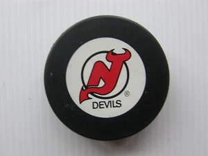 NEW JERSEY DEVILS VINTAGE NHL OFFICIAL LOGO PUCK. (TRENCH). NEW CONDITION. - Picture 1 of 2
