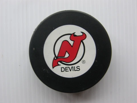 NEW JERSEY DEVILS VINTAGE NHL OFFICIAL LOGO PUCK. (TRENCH). NEW CONDITION Cover