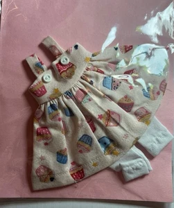 Wee Designs Handmade Cupcake Dress 8” Doll - Bild 1 von 2