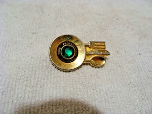 2000 Professional Cooking Limited Edition Metal Lapel Pin GREEN JEWEL R3 - Picture 1 of 4