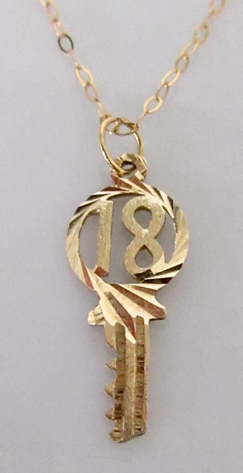 Collar de oro de 9 quilates - Colgante con llave vintage de oro amarillo de 9 quilates '18' y cadena de oro de 9 quilates Foto 1 de 4