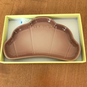 Le Creuset Croissant Plate Color is cappuccino Box available - Picture 1 of 3