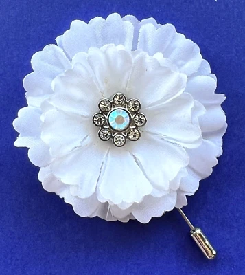 Prendedor de solapa con palo de flor de seda cabujón diamantes de imitación clavel de zinnia blanco de 2,25" Foto 1 de 2