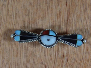 Prendedor/broche de ala de pluma con incrustaciones cara de sol Zuni peón antiguo usado firmado sin marca - Imagen 1 de 3