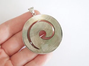 Anhänger Perlmutt Geschnitzt Rund Tribal Wirbel Welle 11,4 g/5,7 x 4,6 cm - Bild 1 von 3