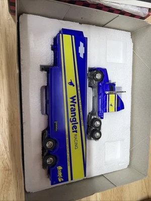 Transportador fundido escala 1:96 Dale Earnhardt Wrangler NASCAR Action RCCA - Imagem 1 de 3